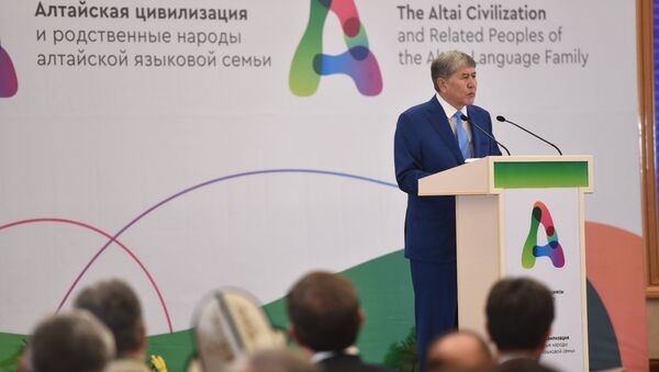 Президент КР Алмазбек Атамбаев во время выступления на международном форуме Алтайская цивилизация и родственные народы алтайской языковой семьи - Sputnik Кыргызстан