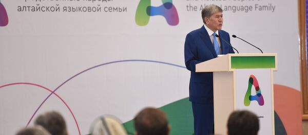 Президент КР Алмазбек Атамбаев во время выступления на международном форуме Алтайская цивилизация и родственные народы алтайской языковой семьи - Sputnik Кыргызстан