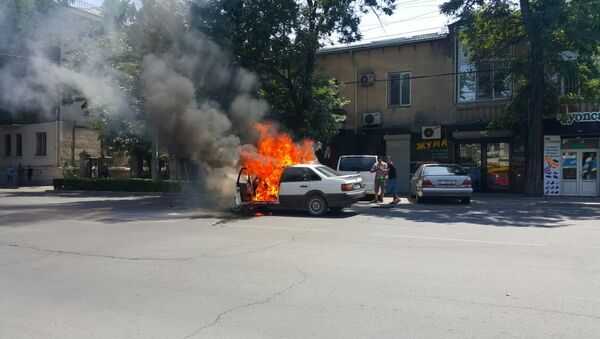 На пересечении улицы Киевской и проспекта Эркиндик сгорел легковой автомобиль - Sputnik Кыргызстан
