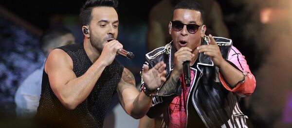 Исполнители хита Despacito музыкант Луис Фонси и вокалист Дэдди Янки во время выступления Исполнители хита Despacito музыкант Луис Фонси и вокалист Дэдди Янки во время выступления - Sputnik Кыргызстан