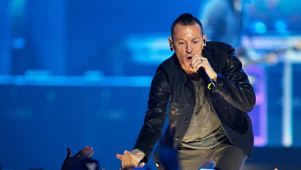 Солист знаменитой музыкальной группы Linkin Park Честер Беннингтон во время выступления. Архивное фото - Sputnik Кыргызстан