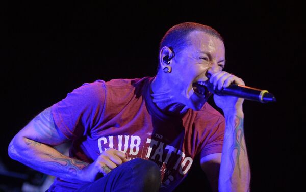 В Linkin Park он играл с 1997 года, тогда группа называлась еще Xero. - Sputnik Кыргызстан
