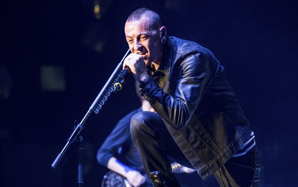 Солист знаменитой музыкальной группы Linkin Park Честер Беннингтон покончил с собой, сообщает сайт TMZ - Sputnik Кыргызстан