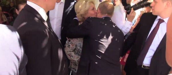 Путина на Арбате поцеловала прохожая - Sputnik Кыргызстан