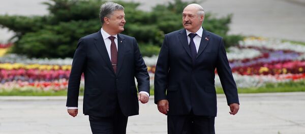 Украинанын лидери Петр Порошенко менен Белоруссиянын президенти Александр Лукашенко Киевде жолугушуу учурунда - Sputnik Кыргызстан