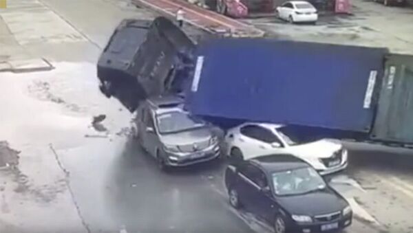 Шокирующее видео: грузовик раздавил две машины, люди чудом выжили - Sputnik Кыргызстан