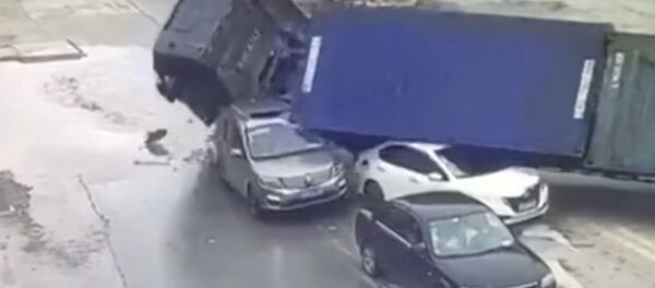 Шокирующее видео: грузовик раздавил две машины, люди чудом выжили - Sputnik Кыргызстан