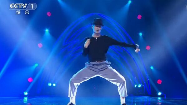 Все в восторге! 55-летний уборщик из Китая танцует, как Майкл Джексон - Sputnik Кыргызстан
