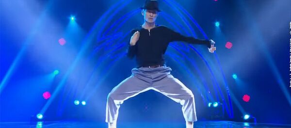 Все в восторге! 55-летний уборщик из Китая танцует, как Майкл Джексон - Sputnik Кыргызстан