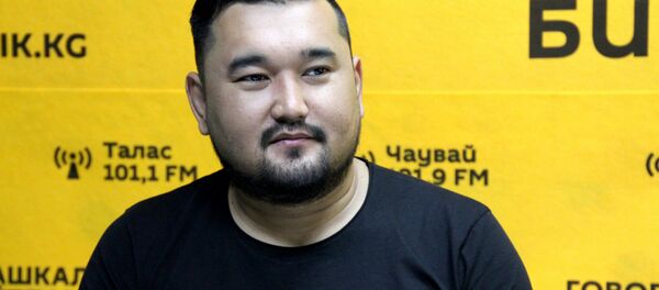 Алып баруучу, тамада Бакыт Байсариев маек учурунда - Sputnik Кыргызстан