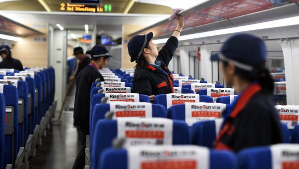 Рабочие убираются внутри поезда в Китае. Архивное фото - Sputnik Кыргызстан