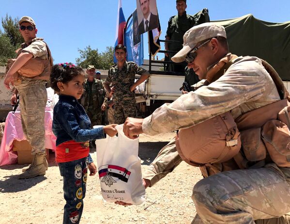 Российский центр по примирению враждующих сторон доставил гуманитарную помощь в сирийскую провинцию Кунейтра - Sputnik Кыргызстан