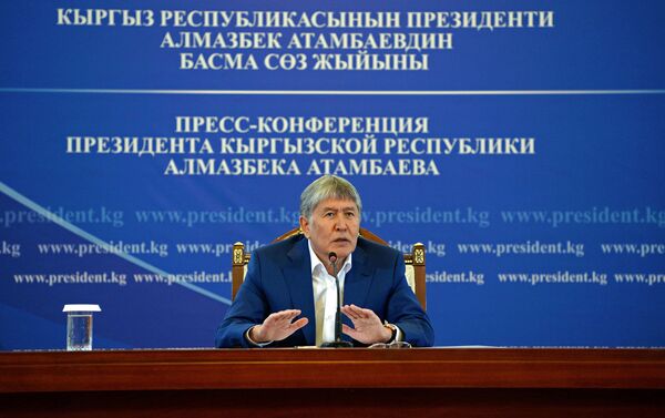 Президент Кыргызстана Алмазбек Атамбаев во время традиционной летней пресс-конференции в государственной резиденции №2 в Чолпон-Ате - Sputnik Кыргызстан