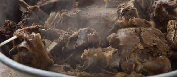 Приготовление мяса в Абхазии Приготовление мяса в Абхазии - Sputnik Кыргызстан