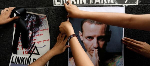 Самоубийство Честера Беннингтона фронтмена Linkin Park - Sputnik Кыргызстан