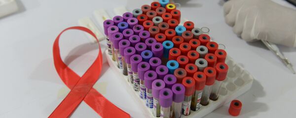 Лабораториянын кызматкери ВИЧке тест анализдер менен. Архив - Sputnik Кыргызстан