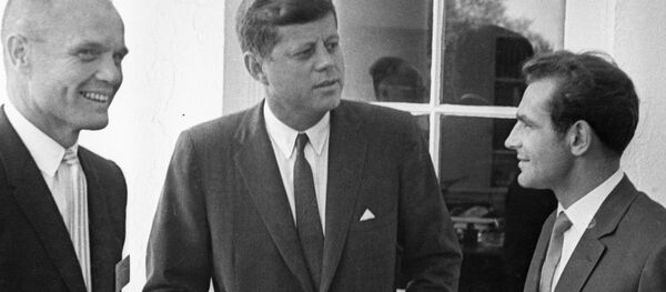 Архивное фото 35-го президента США Джона Кеннеди (в центре) - Sputnik Кыргызстан