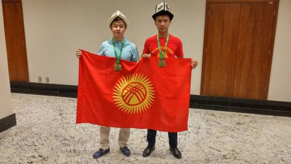 Кыргызстандык окуучулар Бразилия жана Индонезияда өткөн эл аралык билим олимпиадасына катышып, төрт коло медаль алышты - Sputnik Кыргызстан