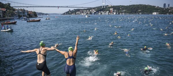 Ежегодный межконтинентальный заплыв через Босфор - Sputnik Кыргызстан