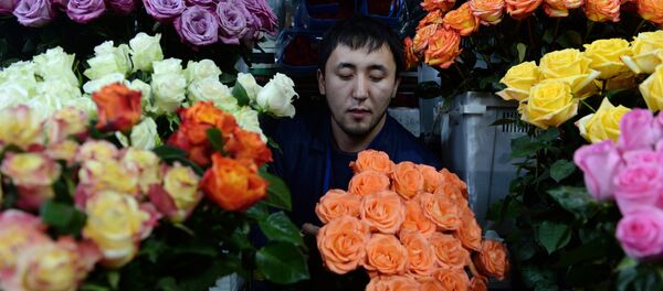 Продажа цветов накануне 8 марта Продажа цветов накануне 8 марта - Sputnik Кыргызстан