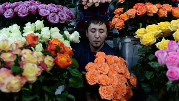 Продажа цветов накануне 8 марта - Sputnik Кыргызстан