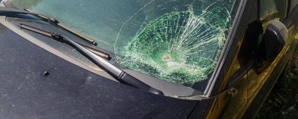 Разбившееся лобовое стекло автомобиля. Архивное фото - Sputnik Кыргызстан