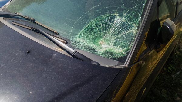 Разбившееся лобовое стекло автомобиля. Архивное фото - Sputnik Кыргызстан