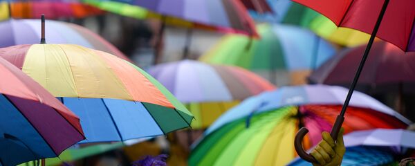 Участники весеннего парада с разноцветными зонтиками в руках. Архивное фото Участники весеннего парада с разноцветными зонтиками в руках. Архивное фото - Sputnik Кыргызстан