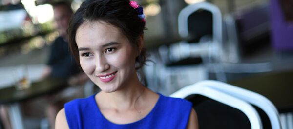 Таң шоола берүүсүнүн алып баруучусу Канышай Рысбаева Таң шоола берүүсүнүн алып баруучусу Канышай Рысбаева - Sputnik Кыргызстан