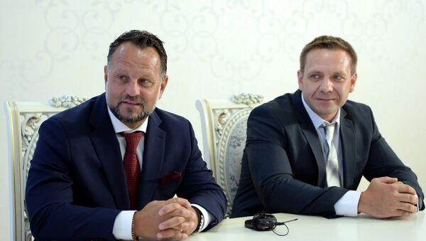 Директор Liglass Trading CZ, SRO Михаель Смелик (слева) во время подписания соглашения между Правительством КР и чешской компанией Liglass TradingCZ, SRO о строительстве и вводу в эксплуатацию Верхне-Нарынского каскада ГЭС и малых гидроэлектростанций - Sputnik Кыргызстан