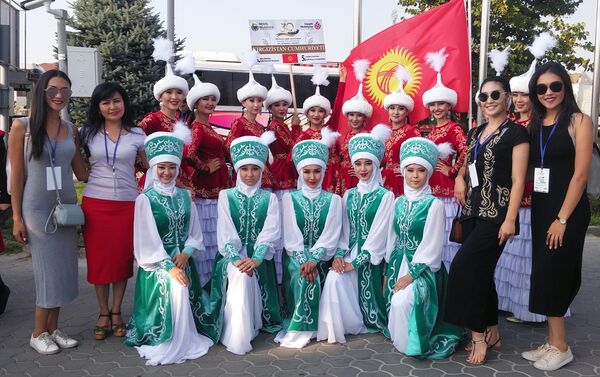 Участницы танцевальной группы Таажы на международном фестивале Altyn Mobilye в Турции - Sputnik Кыргызстан