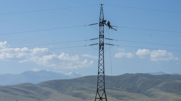 Замена старых изоляторов сотрудниками НЭСК - Sputnik Кыргызстан