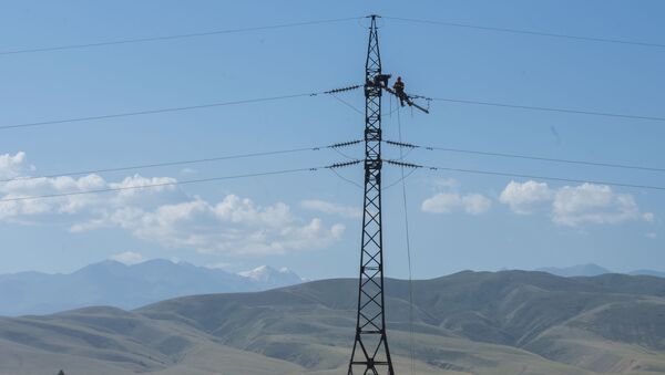 Электрики ремонтируют линии электропередач. Архивное фото - Sputnik Кыргызстан