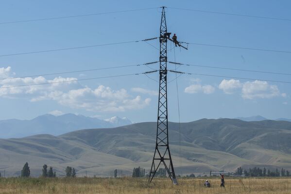 Замена старых изоляторов сотрудниками НЭСК - Sputnik Кыргызстан