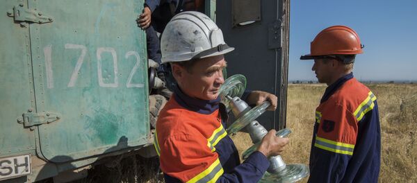 Замена старых изоляторов сотрудниками НЭСК - Sputnik Кыргызстан