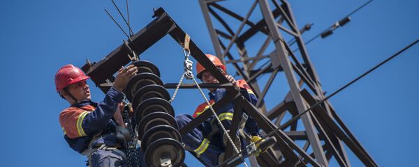Замена старых изоляторов сотрудниками НЭСК - Sputnik Кыргызстан