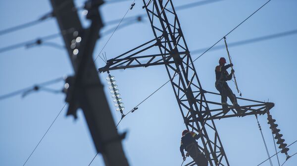 Электромонтеры ОАО НЭСК во время замены старых изоляторов. Архивное фото - Sputnik Кыргызстан