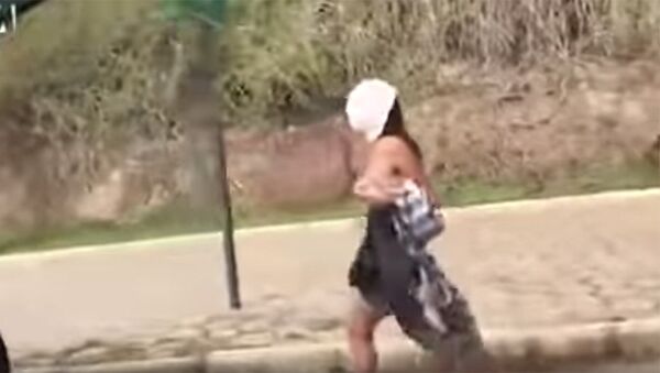 Обнаженная бразильянка с юбкой на голове гуляла по трассе - Sputnik Кыргызстан