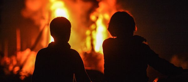 Өрттөнүп жаткан турак үй. Архив - Sputnik Кыргызстан