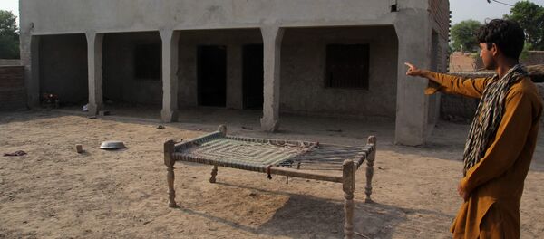 Пакистанда 20 кишиден турган Айыл кеңешинин чечими менен 16 жаштагы кыз ата-энесинин көзүнчө зордукталган үй - Sputnik Кыргызстан