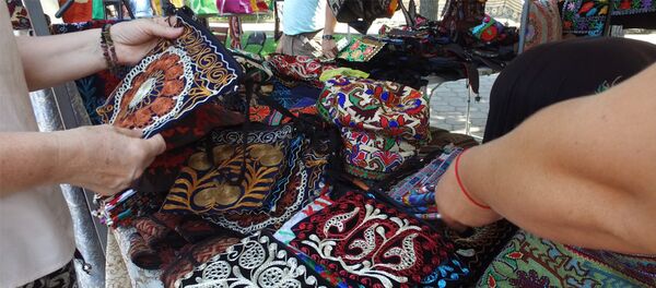 В центре Бишкека продают эксклюзивные вещи — начался фестиваль Оймо - Sputnik Кыргызстан