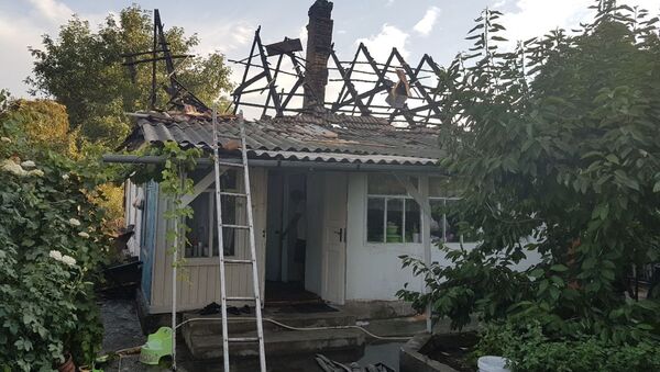 Пожар в жилом доме на пересечении улиц Радищева и Карасаева в Бишкеке - Sputnik Кыргызстан