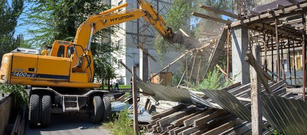 Борбор калаанын Ибраимов көчөсүнүн Москва жана Бөкөнбаев жолдорунун ортосунда мыйзамсыз курулган курулуш түрттүрүлдү Борбор калаанын Ибраимов көчөсүнүн Москва жана Бөкөнбаев жолдорунун ортосунда мыйзамсыз курулган курулуш түрттүрүлдү - Sputnik Кыргызстан