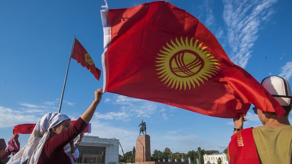 Мужчина и женщина с флагом Кыргызстана. Архивное фото - Sputnik Кыргызстан