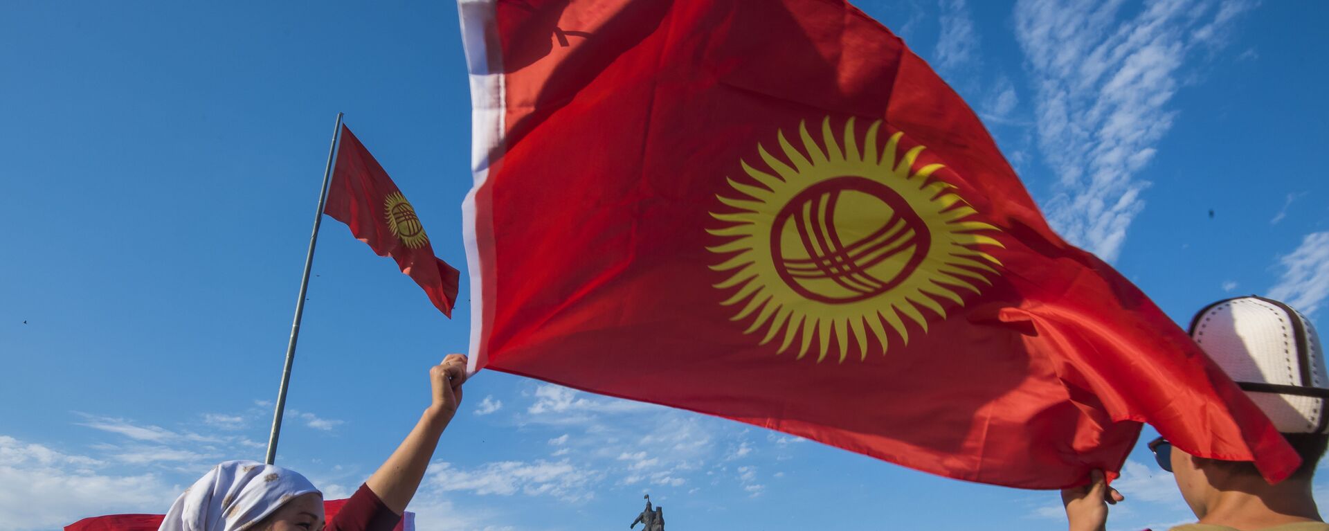 Люди с национальным флагом на площади Ала-Тоо в Бишкеке. Архивное фото - Sputnik Кыргызстан, 1920, 20.09.2021