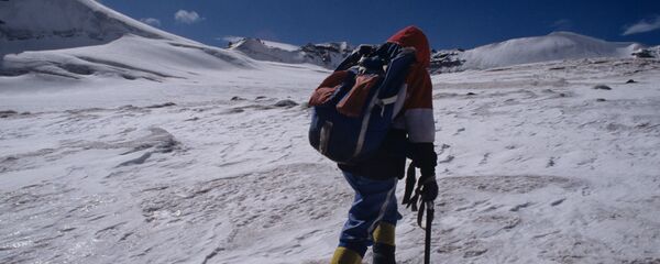 Альпинист на леднике. Архивное фото Альпинист на леднике. Архивное фото - Sputnik Кыргызстан
