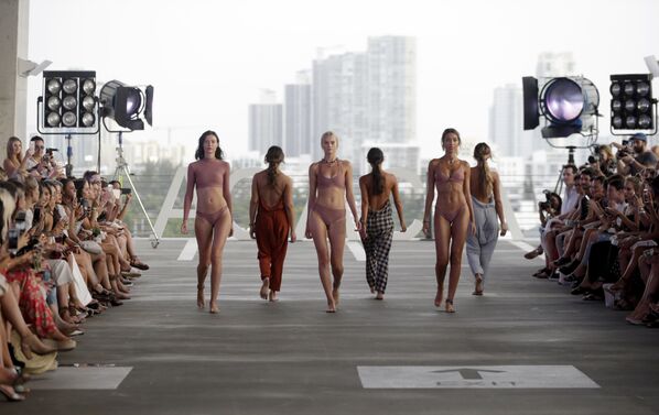Неделя пляжной моды Miami Swim Week в Майами-Бич - Sputnik Кыргызстан