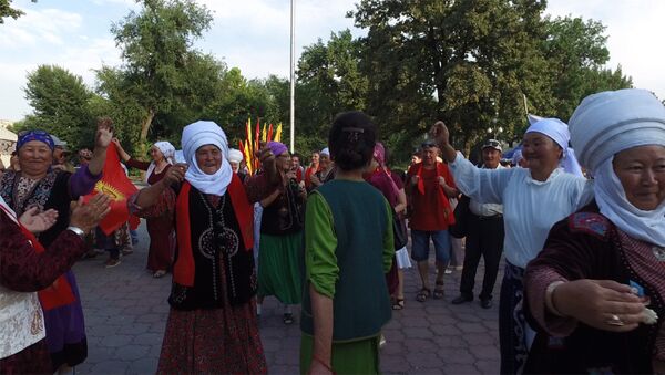 Апашки отжигали, а люди покупали — видео с открытия фестиваля Оймо - Sputnik Кыргызстан