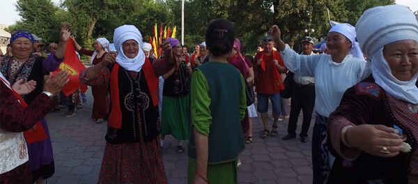 Апашки отжигали, а люди покупали — видео с открытия фестиваля Оймо Апашки отжигали, а люди покупали — видео с открытия фестиваля Оймо - Sputnik Кыргызстан