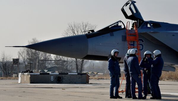 Летчики МиГ-31 БМ перед полетом. Архивное фото - Sputnik Кыргызстан
